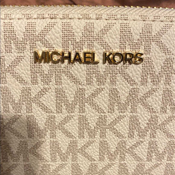 Michael Kors Cream Wristlet Wallet - Picture 3 of 13